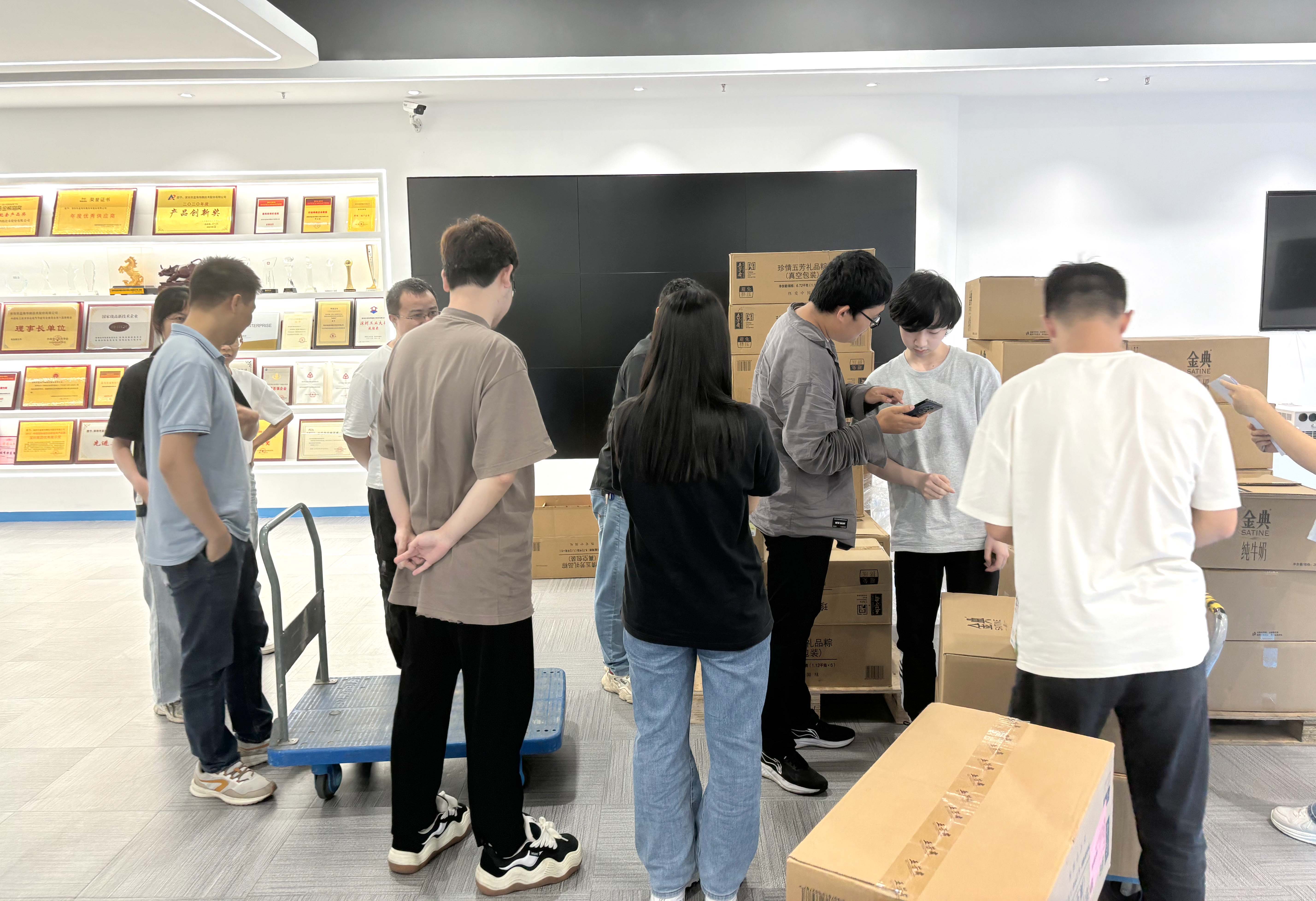 粽香迎端午 关怀暖人心｜蓝海华腾为全体家人们发放端午节福利啦！